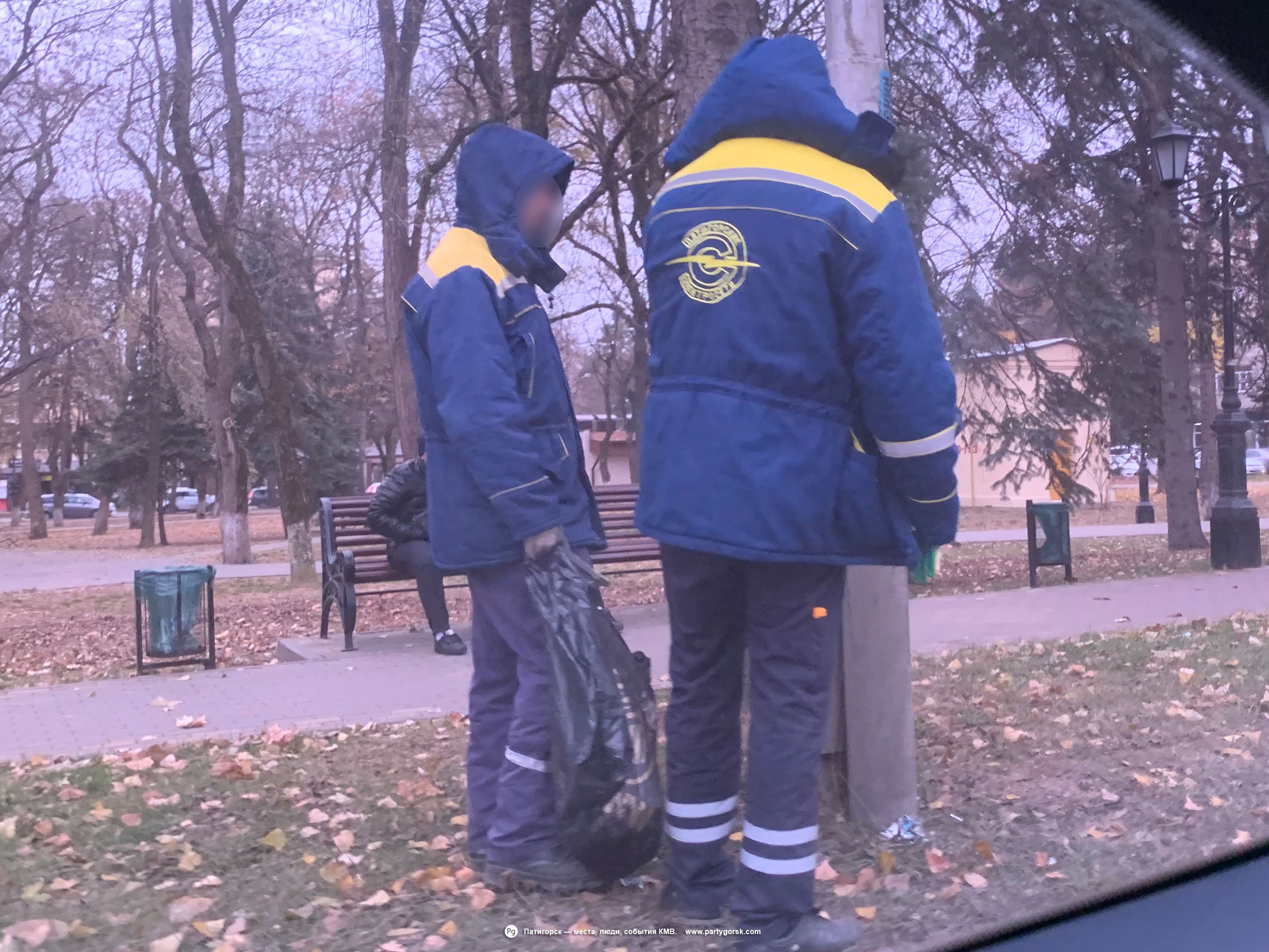 Сколько сотрудников Пятигорских электрических сетей нужно чтобы вкрутить лампочку?