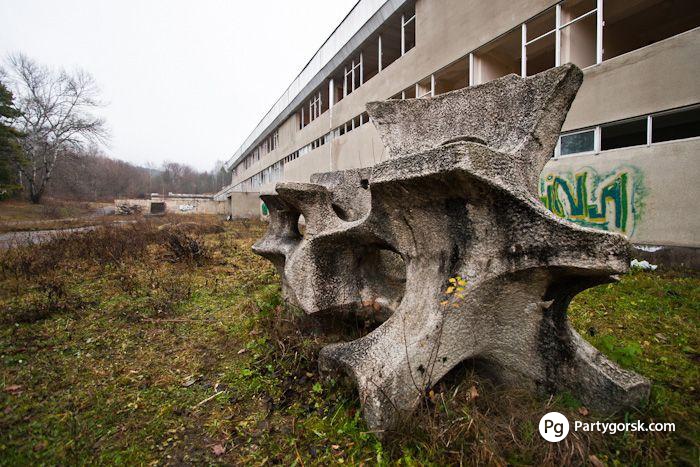 Бассейн кисловодск парк. Заброшенный бассейн в Кисловодске. Олимпийский бассейн в Кисловодске заброшенный бассейн. Кисловодск заброшенный бассейн в парке. Олимпийский бассейн Кисловодск 1980.