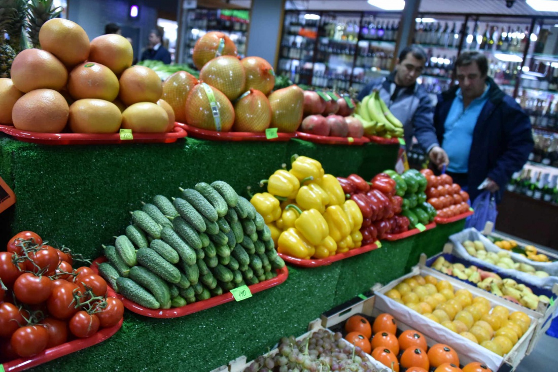 Фуд сити цены овощей. Овощи и фрукты на рынке. Оптовый рынок. Оптовый рынок продуктов. Овощной рынок.