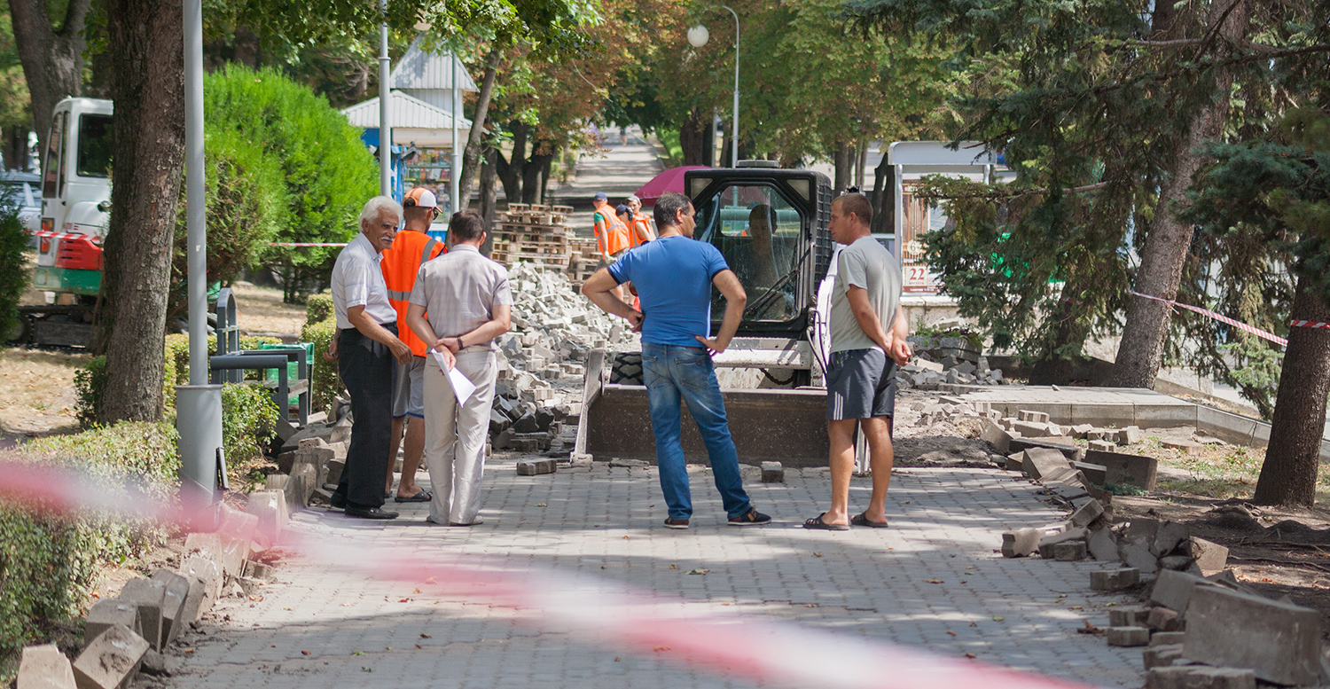 В цветнике начали менять плитку
